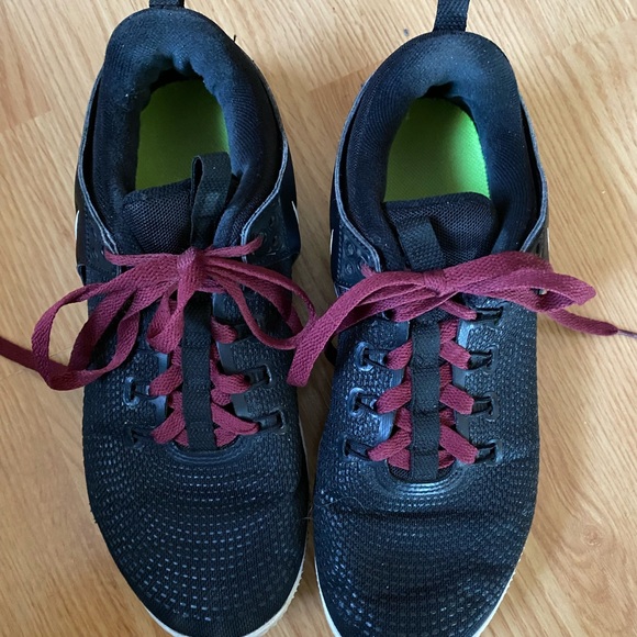 Nike Black Athletic Shoes with Burgundy Laces - Picture 1 of 4
